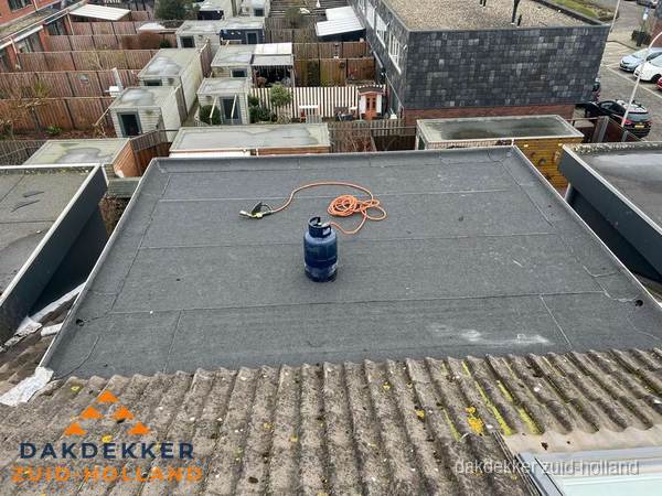 Plat dak met nieuwe bitumen dakbedekking en brandgereedschap in Zuid-Holland Plat dak met nieuwe bitumen dakbedekking en brandgereedschap in Zuid-Holland