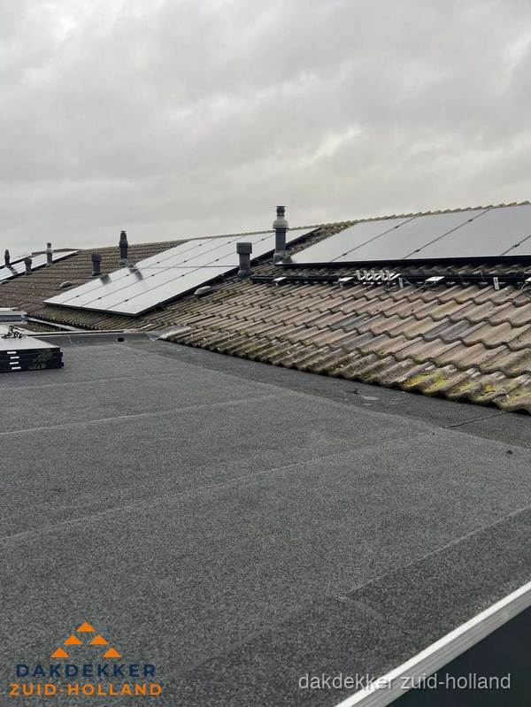 Bitumen dakbedekking op plat dak met aansluitend pannendak en zonnepanelen in Zuid-Holland Bitumen dakbedekking op plat dak met aansluitend pannendak en zonnepanelen in Zuid-Holland