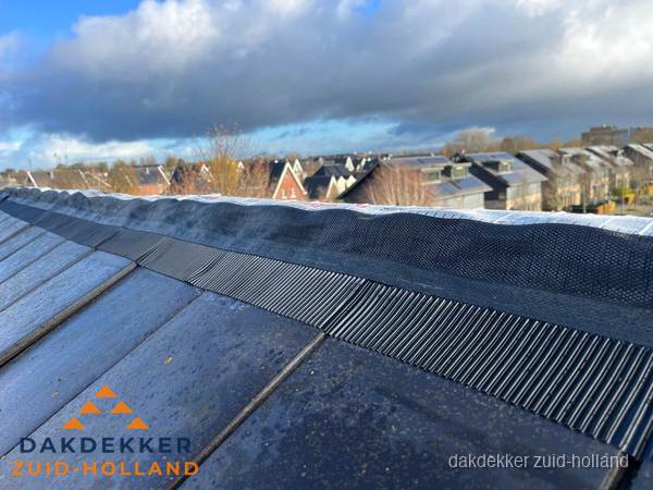Dakisolatie bij de nok met ventilatieprofiel op schuin dak in Zuid-Holland Dakisolatie bij de nok met ventilatieprofiel op schuin dak in Zuid-Holland