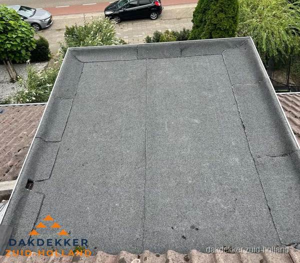 Nieuw aangebrachte bitumen dakbedekking op plat dak in Zuid-Holland Nieuw aangebrachte bitumen dakbedekking op plat dak in Zuid-Holland