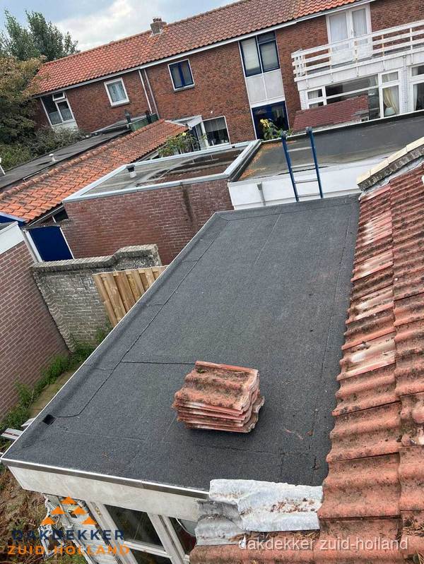 Plat dak aanbouw met bitumen naast schuin pannendak in Zuid-Holland Plat dak aanbouw met bitumen naast schuin pannendak in Zuid-Holland