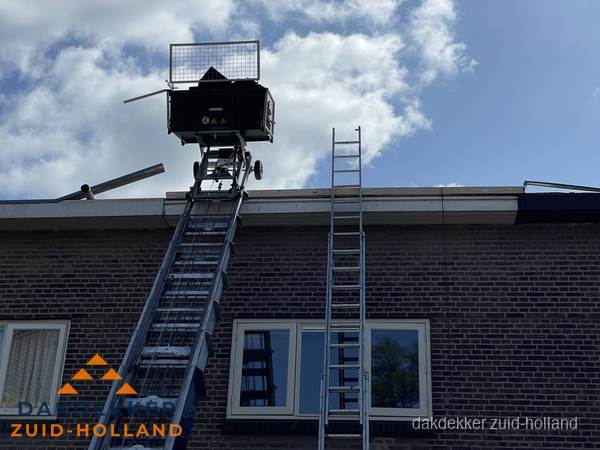 Ladderlift en ladder bij woning voor dakinspectie in Zuid-Holland Ladderlift en ladder bij woning voor dakinspectie in Zuid-Holland