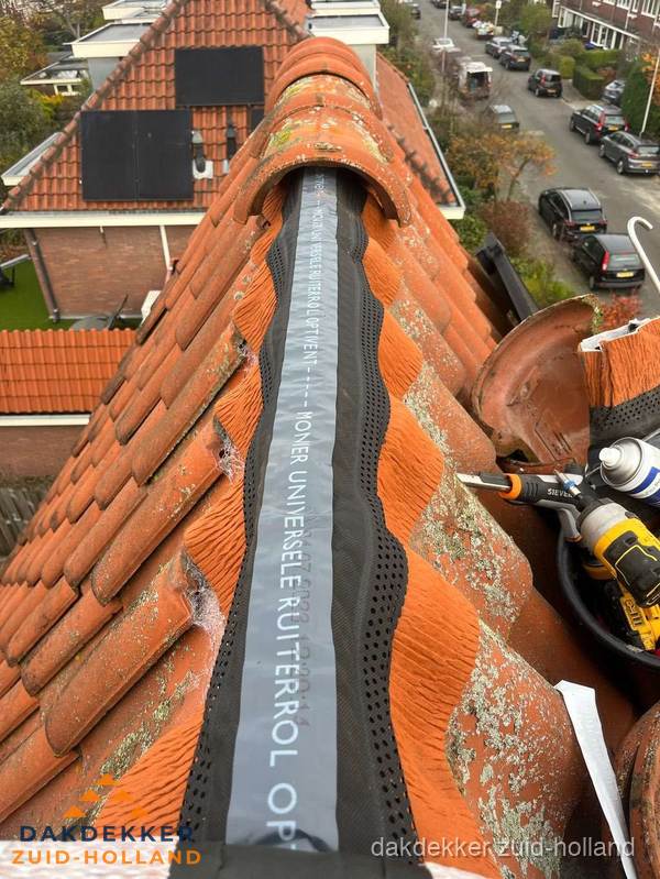 Dakdekker vervangt nokvorst met ruiterrol op pannendak in Zuid-Holland Dakdekker vervangt nokvorst met ruiterrol op pannendak in Zuid-Holland