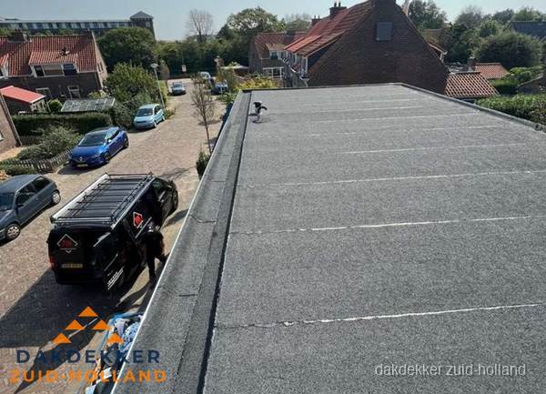 Nieuw bitumen plat dak met uitzicht over woonwijk in Zuid-Holland Nieuw bitumen plat dak met uitzicht over woonwijk in Zuid-Holland