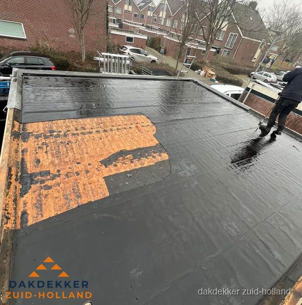 Dakdekker brengt EPDM dakbedekking aan op plat dak in Zuid-Holland Dakdekker brengt EPDM dakbedekking aan op plat dak in Zuid-Holland